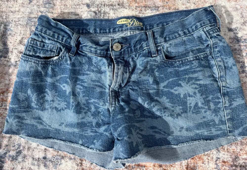 Old Navy The Diva Size 4 Raw Hem Denim Shorts